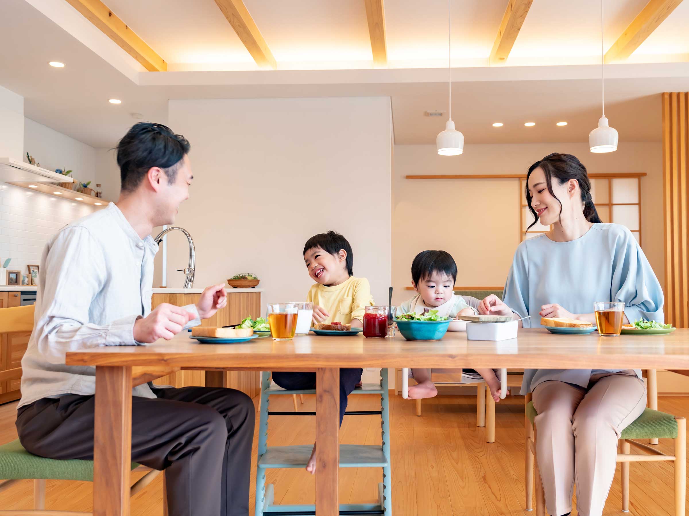 父母と子供たちが食事を楽しむ様子
