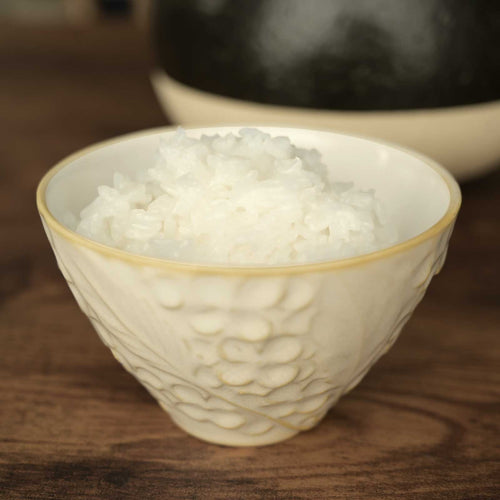 お茶碗に盛られたごはん