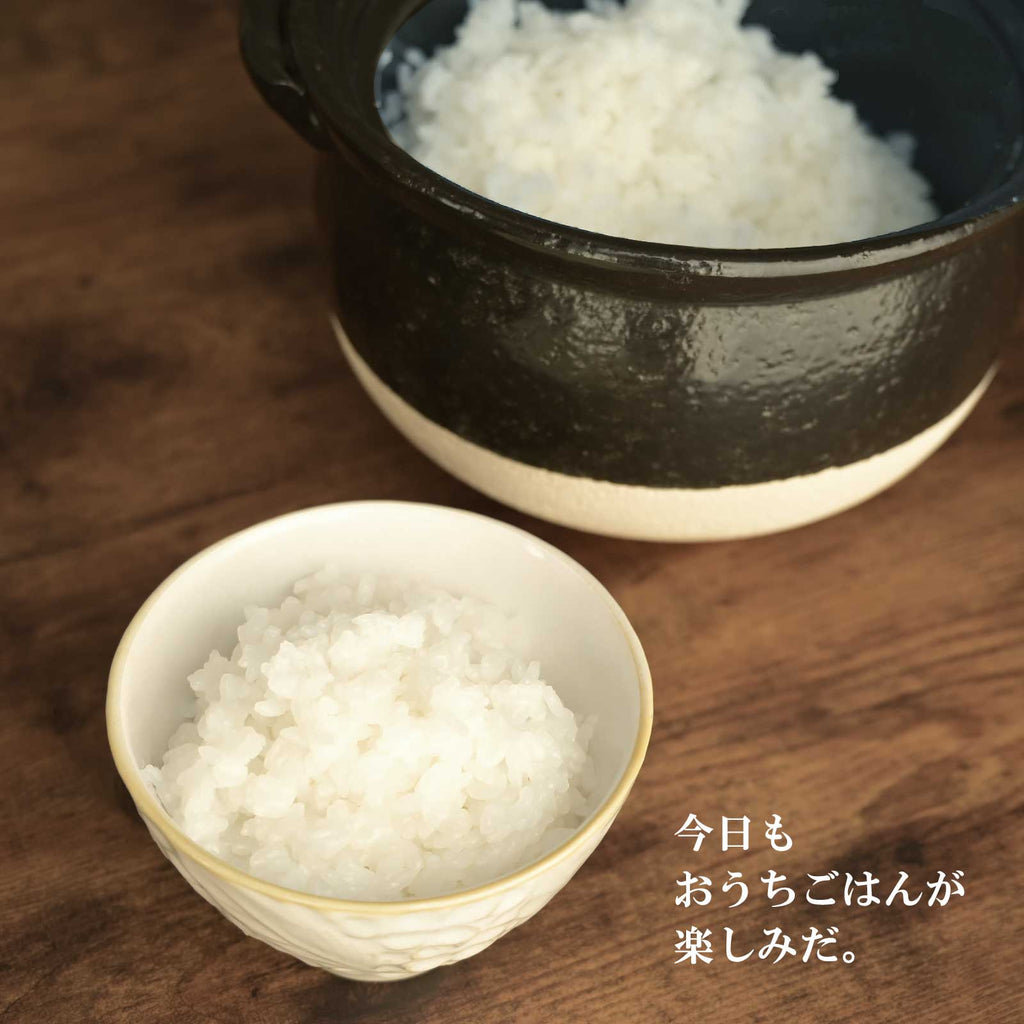 テーブルの上のごはんと土鍋