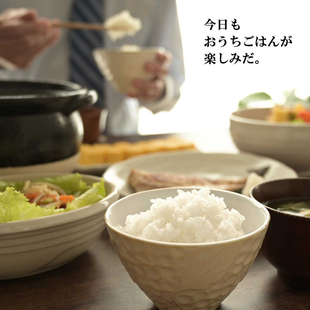 日本食の朝食を楽しむ様子