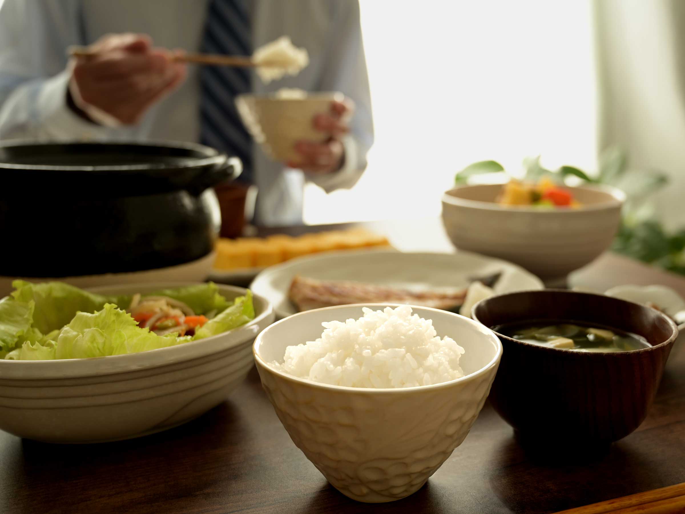 朝食のご飯を楽しむ様子