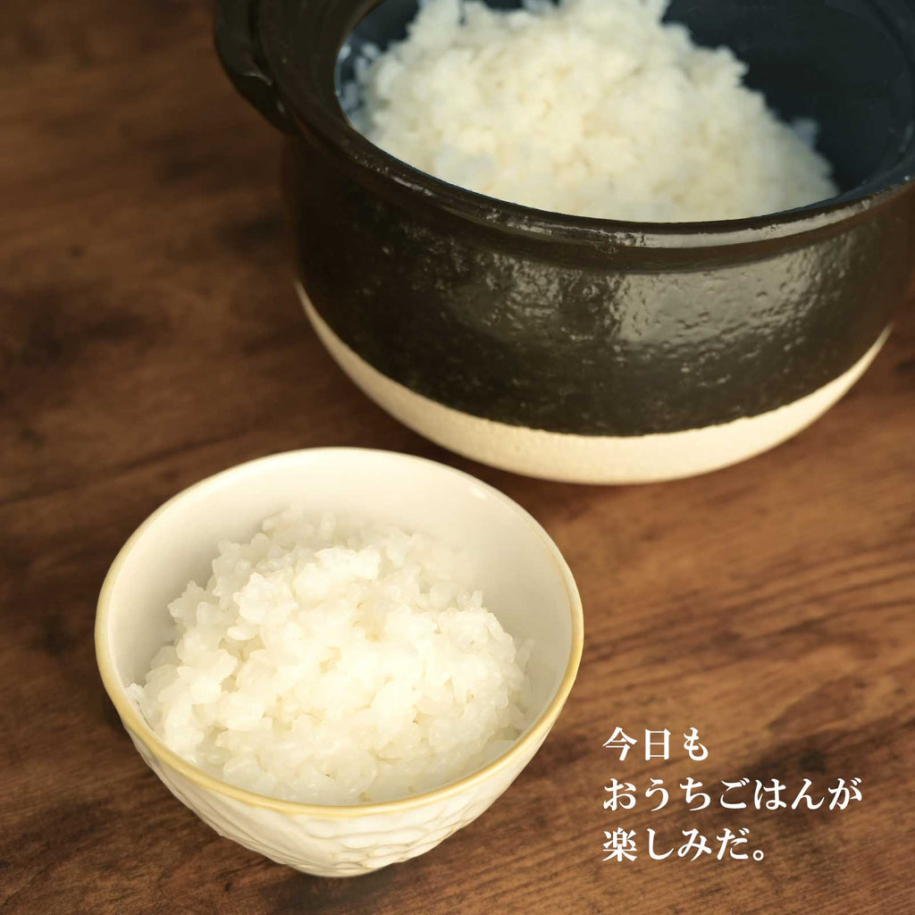 テーブルの上のごはんと土鍋
