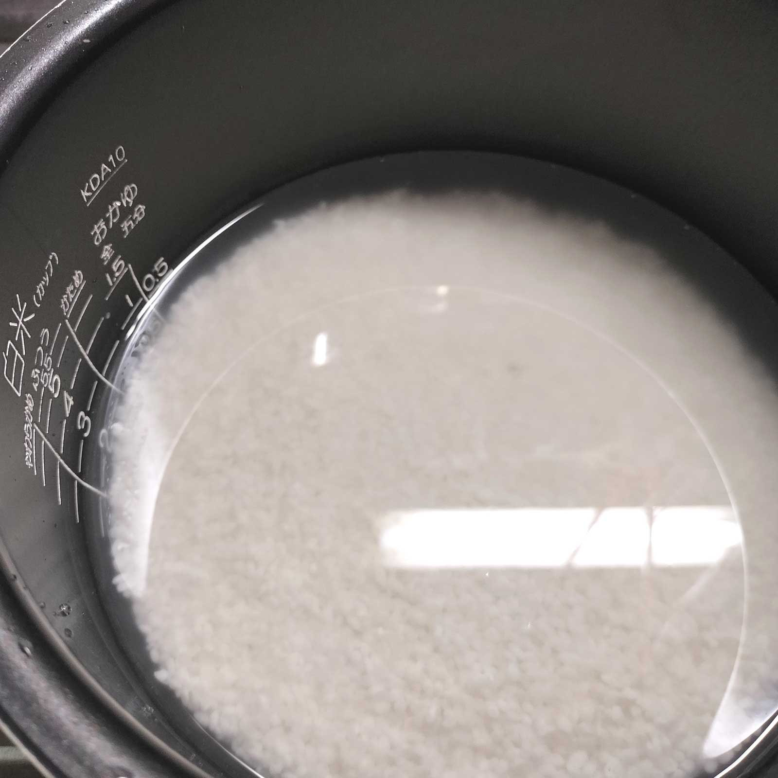 研いだ米を水に漬けておく様子