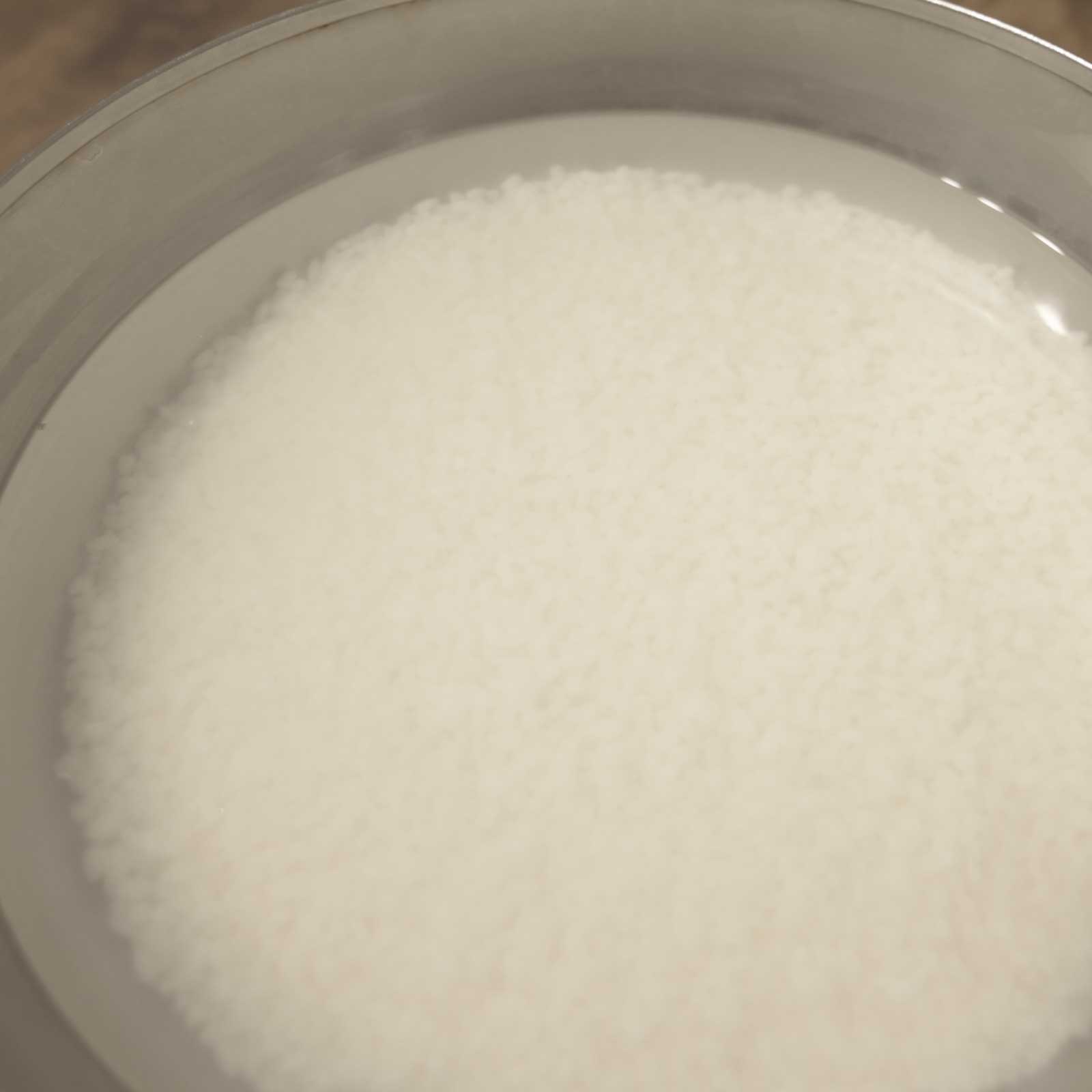 ボウルでお米を研ぐ様子